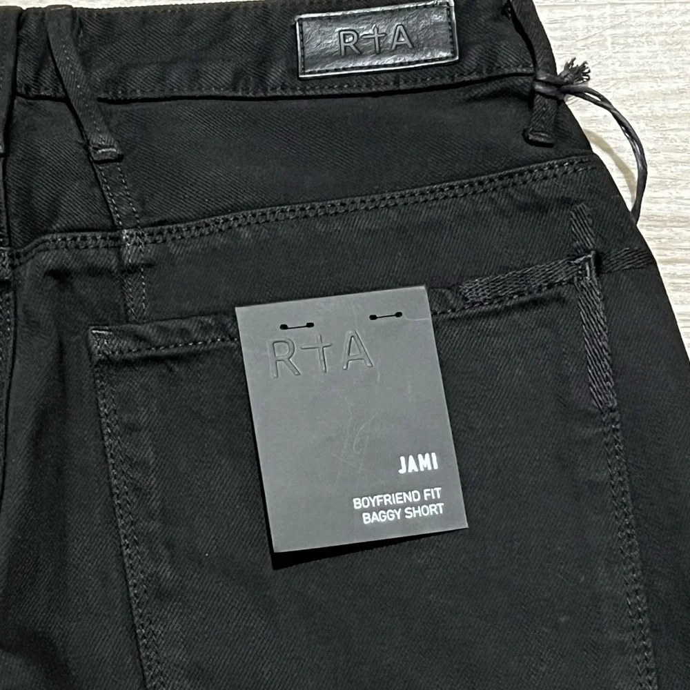 RtA Jami boyfriend fit baggy women’s shorts black denim size‎ 26 made in USA